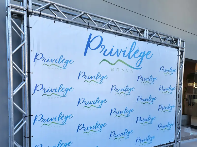 Backdrop da Privilège montado em treliça