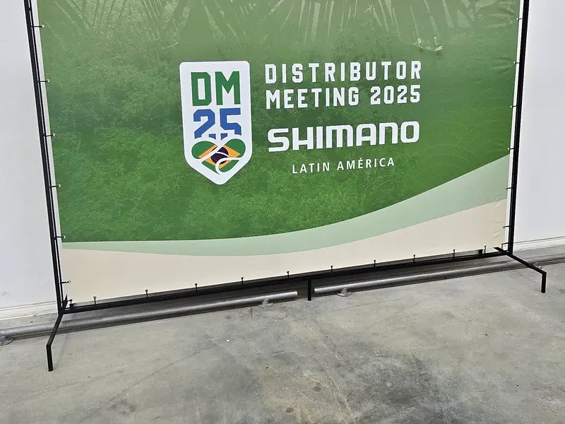 Backdrop do Distributor Meeting 2025 da Shimano em estrutura metálica