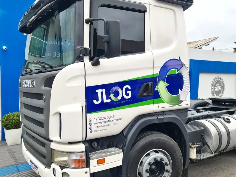 Cavalo Scania da JLOG com adesivação lateral