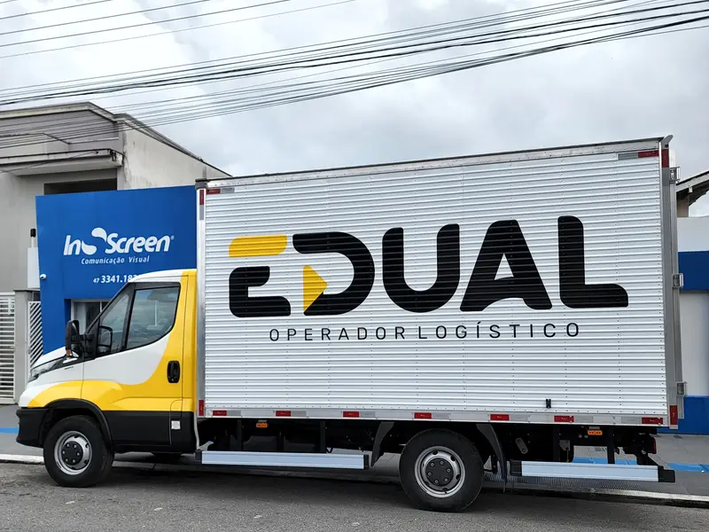 Caminhão baú da Edual Operador Logístico