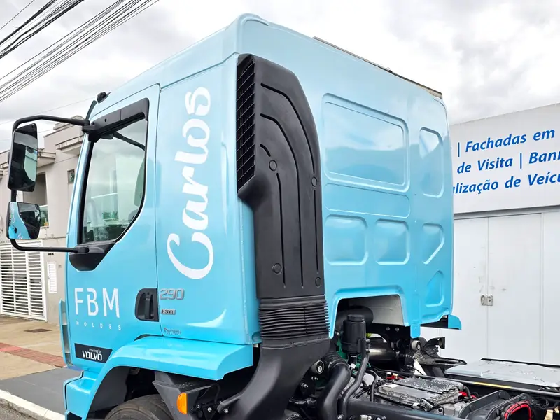 Cabine Volvo da FBM com envelopamento azul