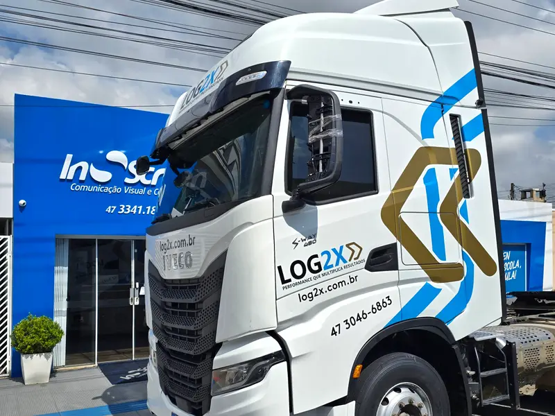 Cavalo Iveco da Log2x com plotagem