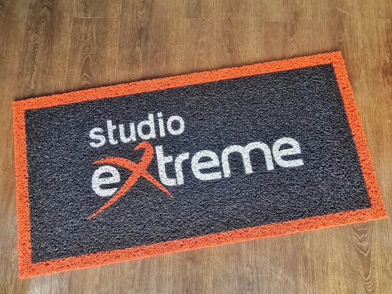 Capacho do Studio Extreme com borda laranja