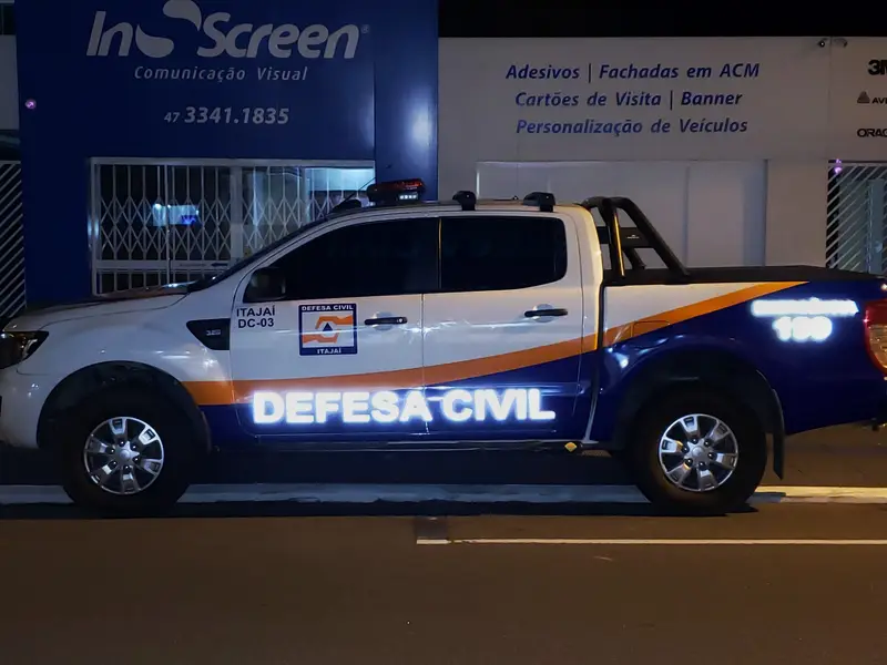 Picape da Defesa Civil com adesivação