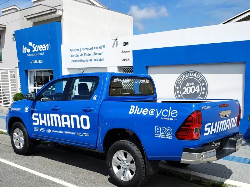 Picape Hilux da Bluecycle com plotagem Shimano