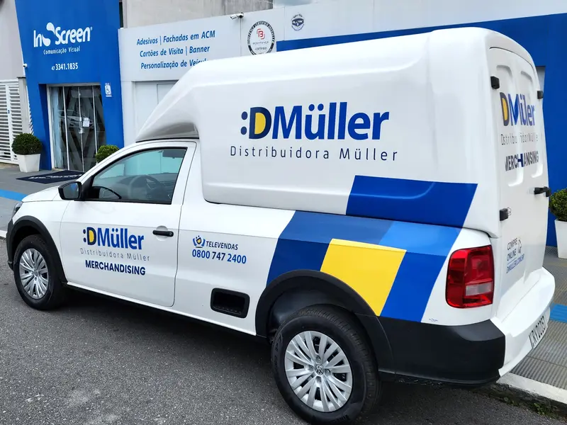 Fiorino da Distribuidora Müller com adesivação de frota