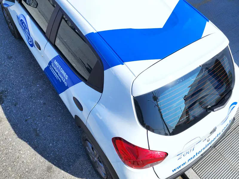 Detalhe de adesivação na traseira de utilitário