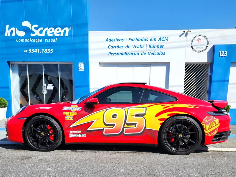Porsche com plotagem temática