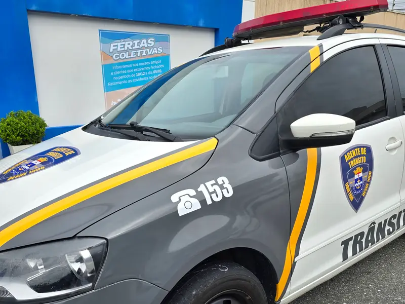 Viatura de agente de trânsito com adesivação