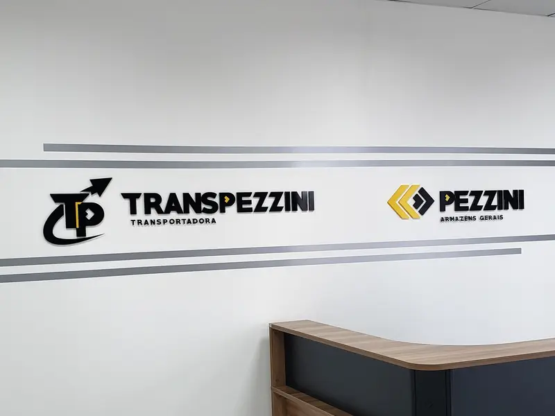 Letreiros da Transpezzini e da Pezzini em recepção