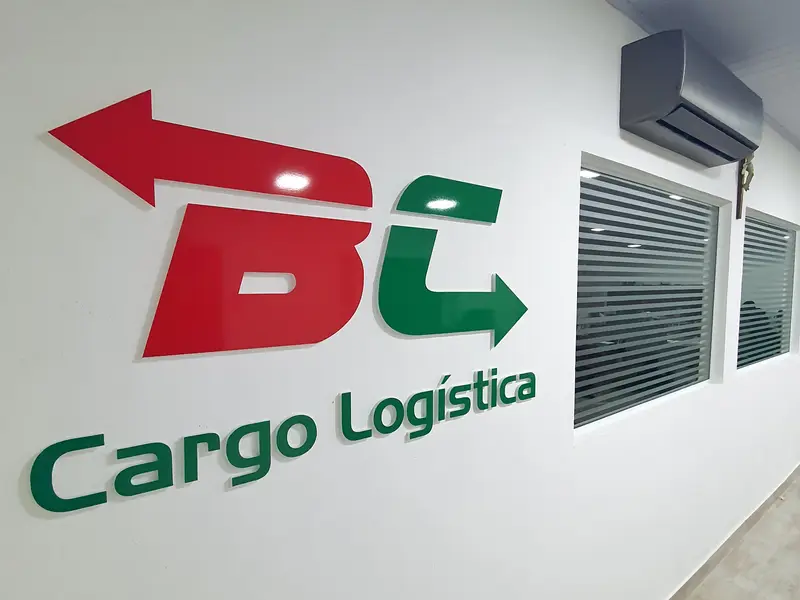 Logotipo da BC Cargo Logística em acrílico colorido