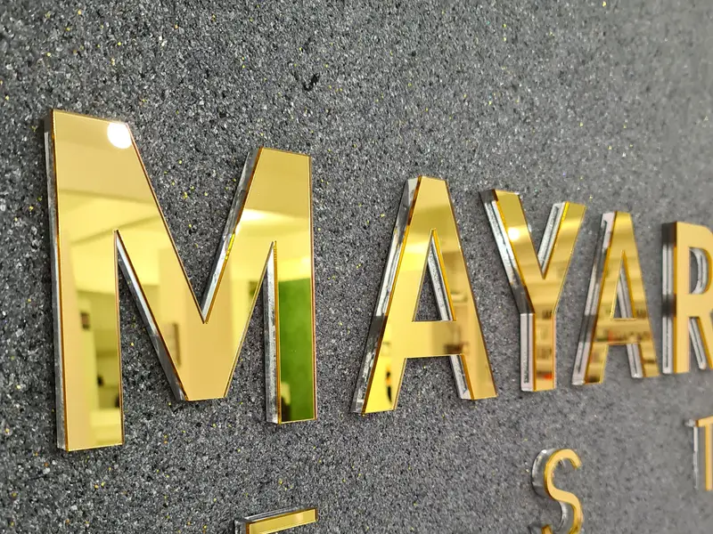 Letras da Mayara em acrílico espelhado dourado