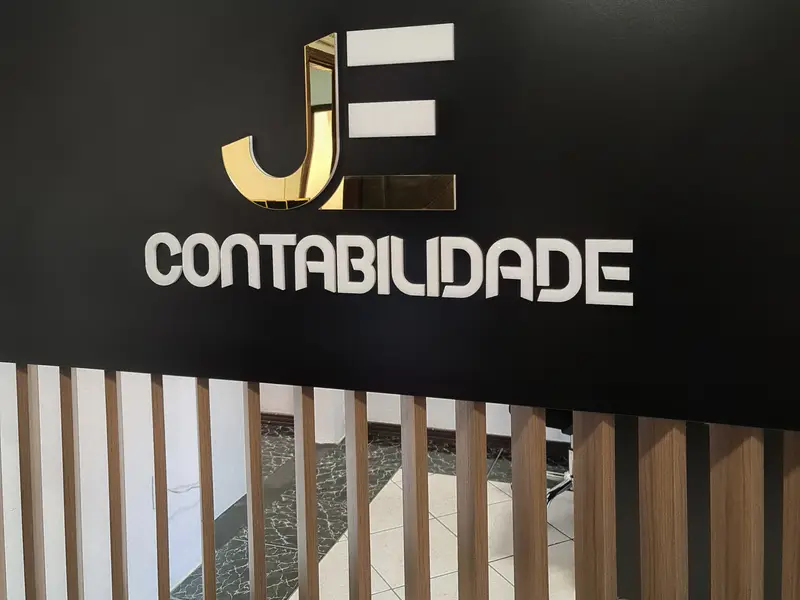 Letreiro da JE Contabilidade em acrílico