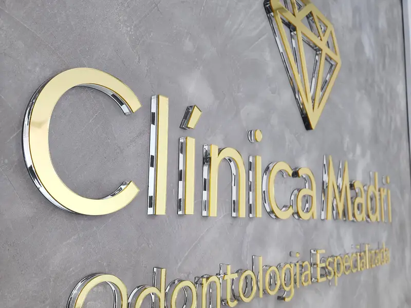 Letreiro da Clínica Madri em acrílico espelhado dourado