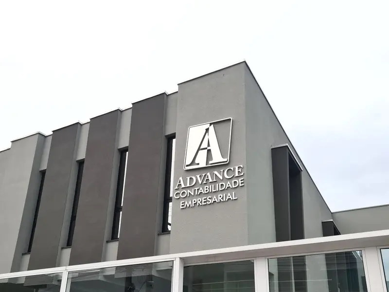 Fachada da Advance Contabilidade com letreiro em letra caixa