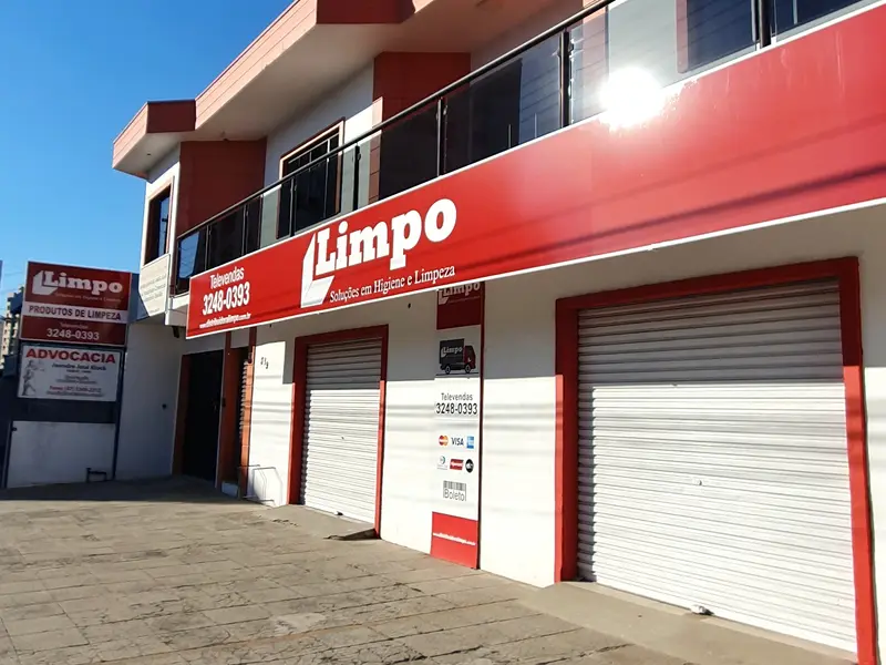 Fachada da Limpo com testeira vermelha