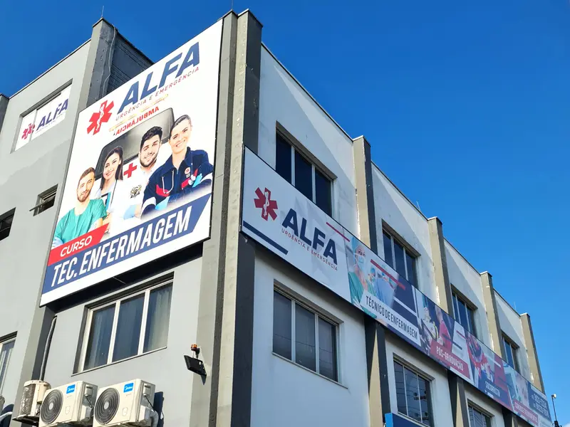 Fachada da Alfa com painel do curso técnico de enfermagem