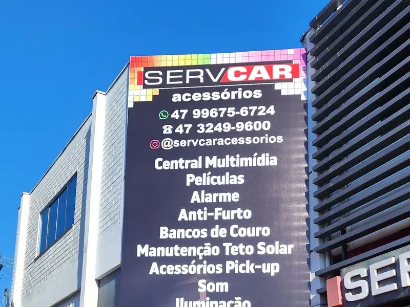 Empena da Servcar Acessórios com lista de serviços