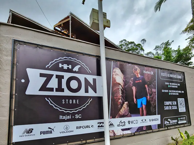Painel de muro da Zion Store em Itajaí