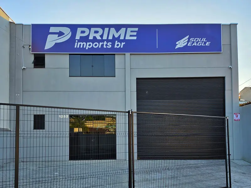 Testeira da Prime Imports em fachada de galpão