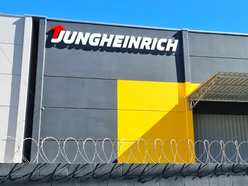 Letreiro da Jungheinrich em fachada industrial