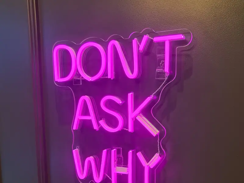 Frase Don’t ask why em neon LED rosa sobre acrílico