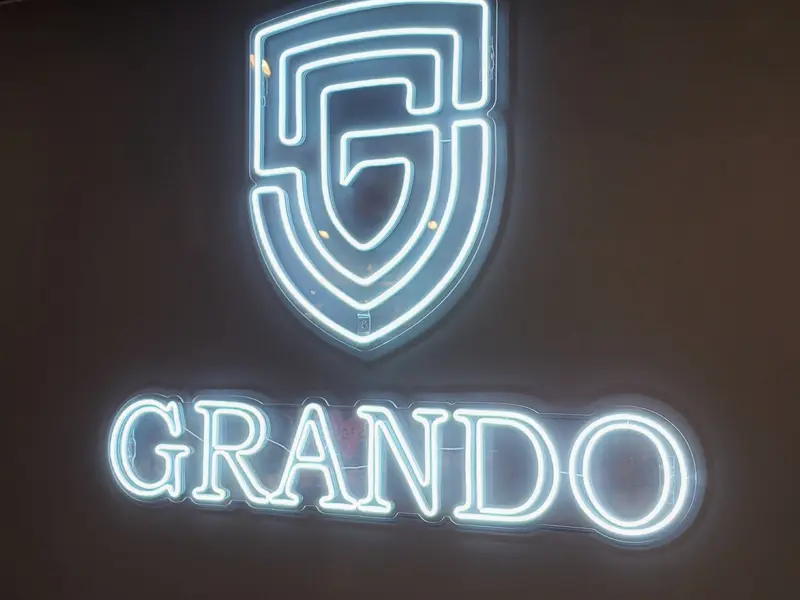 Letreiro da Grando em neon LED branco