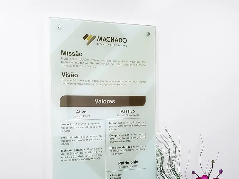 Painel de missão, visão e valores em acrílico