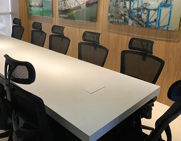 Quadros com fotos do Porto de Itajaí em sala de reunião