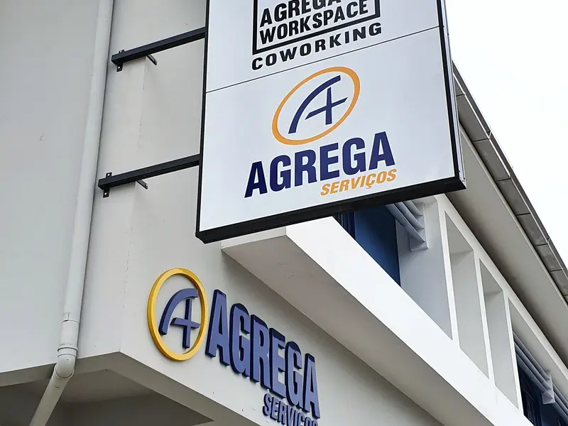Placa e letreiro da Agrega Serviços