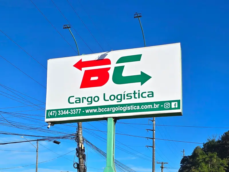 Placa elevada da BC Cargo Logística