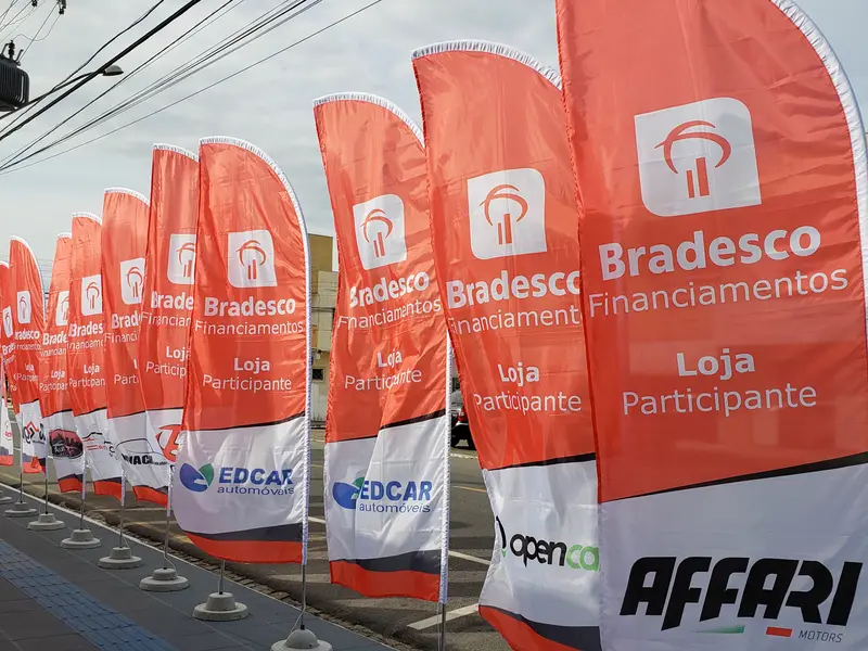 Wind banners do Bradesco Financiamentos em concessionária