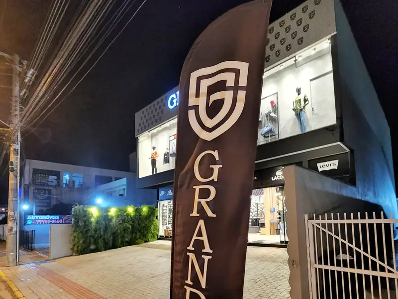 Wind banner na frente de loja à noite